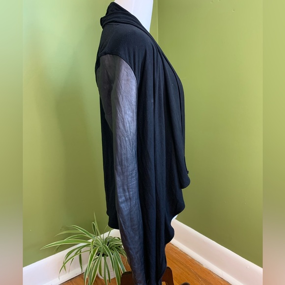 Danier leather wrap with leather sleeves. - Picture 4 of 9